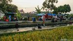 Saluran Irigasi di Karawang Berubah Jadi Waterpark Gratis