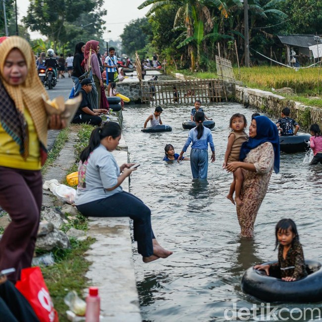 Saluran Irigasi di Karawang Berubah Jadi Waterpark Gratis