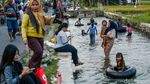 Saluran Irigasi di Karawang Berubah Jadi Waterpark Gratis
