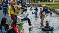 Saluran Irigasi di Karawang Berubah Jadi Waterpark Gratis
