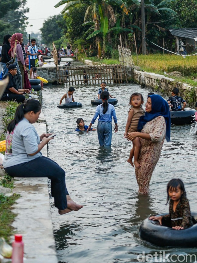 Saluran Irigasi di Karawang Berubah Jadi Waterpark Gratis