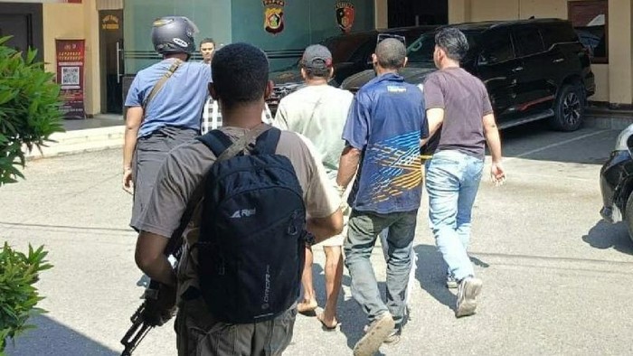 Satgas ODC saat membawa para terduga jaringan pemasok senjata api dan amunisi ke KKB Yalimo ke Ditkrimum Polda Papua di Jayapura.