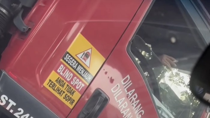 Sopir truk Pertamina merokok saat bertugas