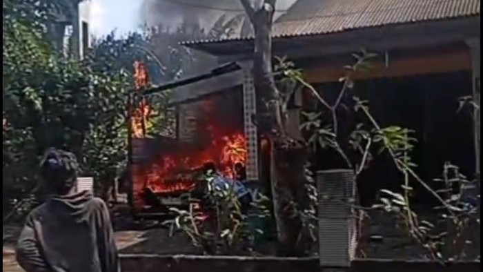 Mobil sedan terbakar di Ngunut Tengah, Ngunut, Playen, Gunungkidul, Kamis (9/7/2026) siang.