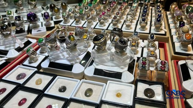 Sejumlah jenis batu akik yang dijual di Pasar Rawa Bening, Jakarta. (CNBC Indonesia/Elga Nurmutia)