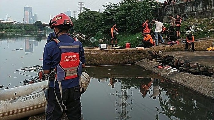 Seorang pria diduga tenggelam di aliran Kali Ciliwung, Tomang Banjir Kanal, diduga karena dikejar orang. Petugas gabungan masih mencari korban. (dok Damkar Jakbar)