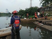 Kaget Tiba-tiba Dikejar Orang, Pria Nyebur ke Kali Ciliwung