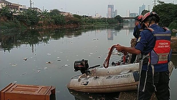Seorang pria diduga tenggelam di aliran Kali Ciliwung, Tomang Banjir Kanal, diduga karena dikejar orang. Petugas gabungan masih mencari korban. (dok Damkar Jakbar)