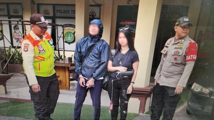 Seorang pria ditangkap satpam KCI di Stasiun Manggarai di Jaksel terkait dugaan kasus penipuan. Pria itu diamankan setelah wajahnya terdeteksi CCTV milik KCI. (dok Ist/repro)
