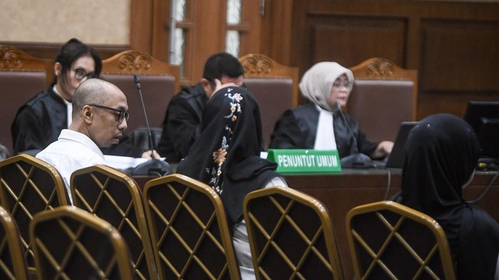 Mantan karyawan/staf bagian verifikasi klaim di BPJS Ketenagakerjaan Sayoko Adi Nugroho (kiri), mantan karyawan/staf bagian verifikasi klaim di BPJS Ketenagakerjaan Sri Listiani (tengah), dan mantan HRD perusahaan swasta dan Direktur PT Empat Enam Sejahtera Renu Arinta Shani (kanan), menjalani sidang dengan agenda pembacaan dakwaan oleh Jaksa Penuntut Umum (JPU), di Pengadilan Tipikor, Jakarta, Kamis (9/7/2026). Sayoko Adi Nugroho, Sri Listiani dan Renu Arinta Shani didakwa atas dugaan korupsi klaim fiktif program Jaminan Kecelakaan Kerja (JKK) BPJS Ketenagakerjaan yang merugikan negara sekitar Rp21 miliar. ANTARA FOTO/Muhammad Adimaja/kye