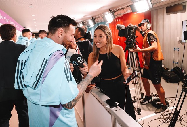 Rumah tangga Lionel Messi kerap diterpa berbagai rumor. Pemain timnas Argentina itu pernah digosipkan punya hubungan dengan reporter Piala Dunia, Sofi Martinez. Foto: Instagram @SofiMMartinez