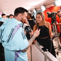 Rumah tangga Lionel Messi kerap diterpa berbagai rumor. Pemain timnas Argentina itu pernah digosipkan punya hubungan dengan reporter Piala Dunia, Sofi Martinez. Foto: Instagram @SofiMMartinez