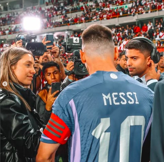 Menurut media Jerman Bild, Messi menggunakan kesempatan itu untuk menyindir gosip yang menghantui mereka.Ketika aku menatapmu, mereka bertanya mengapa aku menatapmu. Dan ketika aku menyapamu, mereka bertanya mengapa aku menyapa kamu, katanya. Foto: Instagram @SofiMMartinez