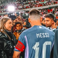 Menurut media Jerman Bild, Messi menggunakan kesempatan itu untuk menyindir gosip yang menghantui mereka.Ketika aku menatapmu, mereka bertanya mengapa aku menatapmu. Dan ketika aku menyapamu, mereka bertanya mengapa aku menyapa kamu, katanya. Foto: Instagram @SofiMMartinez