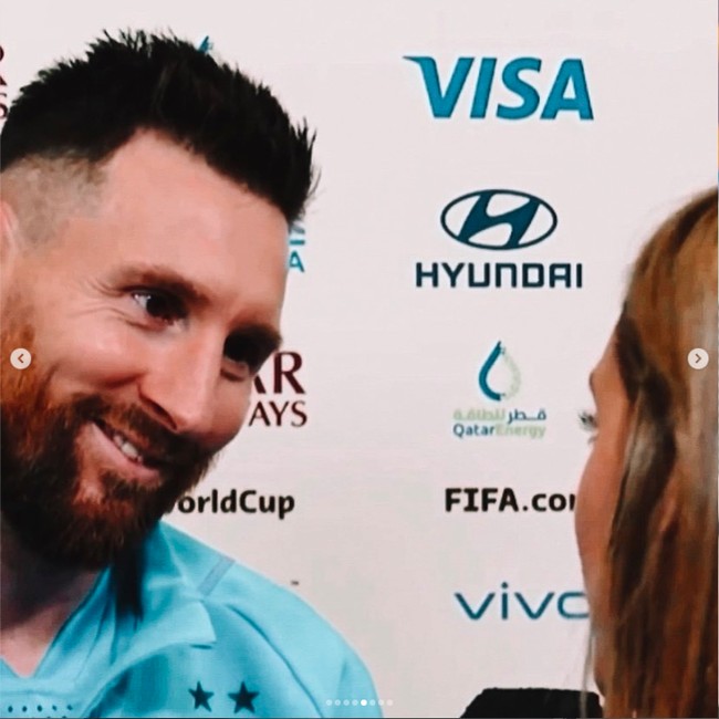 Rumor antara Messi dan Sofi pertama kali menarik perhatian selama Piala Dunia FIFA 2022 di Qatar. Setelah Argentina mengalahkan Kroasia di semifinal, Sofi menyampaikan pesan emosional selagi Messi menatapnya dalam. Foto: Instagram @SofiMMartinez 