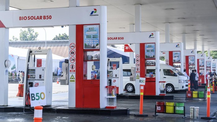 Sejumlah dispenser pengisian Biosolar B50 berjajar di Rest Area KM 57 Tol Jakarta–Cikampek, Karawang, Jawa Barat, Kamis (9/7/2026). Program B50 yang mewajibkan pencampuran biodiesel sebesar 50 persen ke dalam bahan bakar minyak (BBM) jenis solar bertujuan mengurangi ketergantungan terhadap impor BBM, meningkatkan nilai tambah sumber daya alam nasional, serta memperkuat ketahanan ekonomi dan energi Indonesia. ANTARA FOTO/Hafidz Mubarak A/bay/kye
