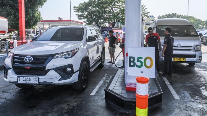 Sejumlah dispenser pengisian Biosolar B50 berjajar di Rest Area KM 57 Tol Jakarta–Cikampek, Karawang, Jawa Barat, Kamis (9/7/2026). Program B50 yang mewajibkan pencampuran biodiesel sebesar 50 persen ke dalam bahan bakar minyak (BBM) jenis solar bertujuan mengurangi ketergantungan terhadap impor BBM, meningkatkan nilai tambah sumber daya alam nasional, serta memperkuat ketahanan ekonomi dan energi Indonesia. ANTARA FOTO/Hafidz Mubarak A/bay/kye