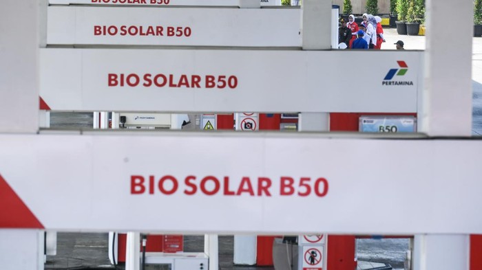 Sejumlah dispenser pengisian Biosolar B50 berjajar di Rest Area KM 57 Tol Jakarta–Cikampek, Karawang, Jawa Barat, Kamis (9/7/2026). Program B50 yang mewajibkan pencampuran biodiesel sebesar 50 persen ke dalam bahan bakar minyak (BBM) jenis solar be