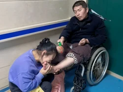 Kisah Haru Istri Bangunkan Suami Koma, Rela Gigit Jari Kakinya Bertahun-tahun
