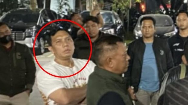 Sosok-sosok yang terekam datang bersama rombongan pria berambut cepak ke Polda Metro Jaya (dok. Tangkapan layar unggahan di medsos)