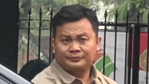 Sosok-sosok yang terekam datang bersama rombongan pria berambut cepak ke Polda Metro Jaya (dok. Tangkapan layar unggahan di medsos)