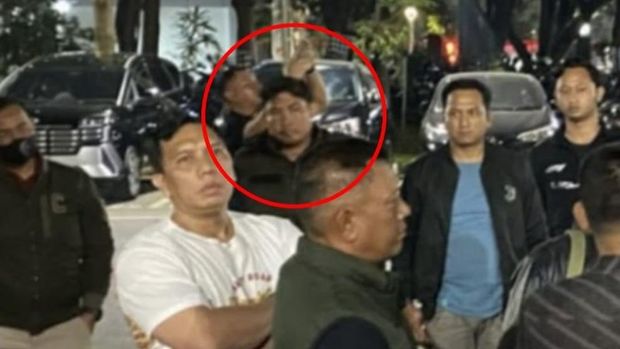 Sosok-sosok yang terekam datang bersama rombongan pria berambut cepak ke Polda Metro Jaya (dok. Tangkapan layar unggahan di medsos)
