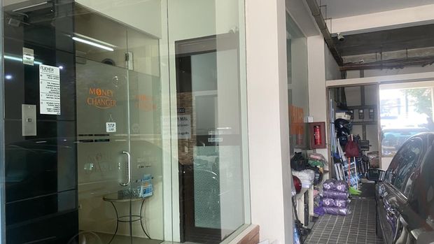Suasana Money Changer di Cipete Usai Digeledah Terkait 3 Kasus Korupsi Suasana money changer di Cipete, Jaksel, usai digeledah terkait 3 kasus korupsi, Kamis (9/7/2026).