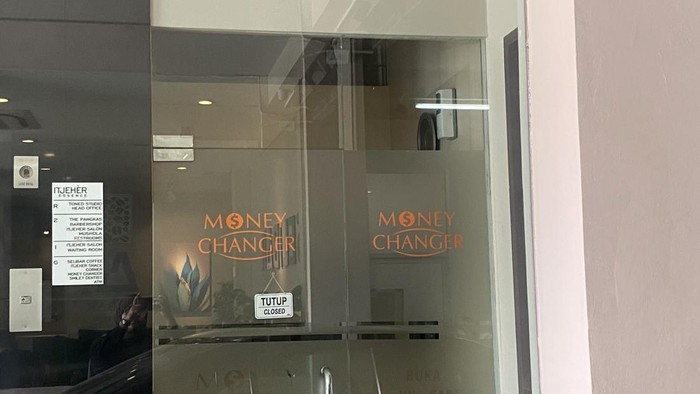 Suasana money changer di Cipete, Jaksel, setelah digeledah terkait 3 kasus korupsi, Kamis (9/7/2026).