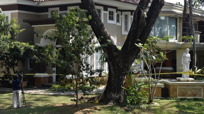 Jurnalis televisi merekam suasana rumah mewah yang dipasangi garis polisi usai penggeledahan di kawasan Sentul, Babakan Madang, Kabupaten Bogor, Jawa Barat, Kamis (9/7/2026). Tim penyidik Korps Pemberantasan Tindak Pidana Korupsi (Kortastipidkor) Polri menyita emas batangan, mata uang asing, dan uang tunai senilai sekitar Rp476 miliar dari rumah tersebut sebagai bagian dari penyidikan dugaan tindak pidana korupsi dan tindak pidana pencucian uang (TPPU). ANTARA FOTO/Arif Firmansyah/kye
