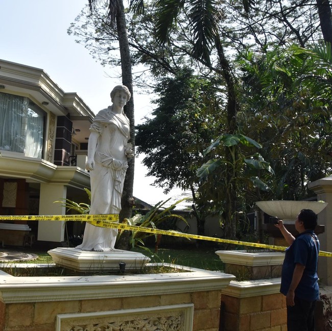 Penampakan Rumah Sentul Digaris Polisi Usai Digeledah Terkait 3 Kasus Korupsi