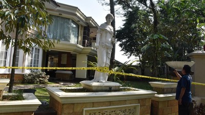 Penampakan Rumah Sentul Digaris Polisi Usai Digeledah Terkait 3 Kasus Korupsi