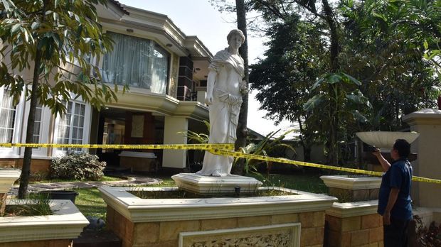 Jurnalis televisi merekam suasana rumah mewah yang dipasangi garis polisi usai penggeledahan di kawasan Sentul, Babakan Madang, Kabupaten Bogor, Jawa Barat, Kamis (9/7/2026). Tim penyidik Korps Pemberantasan Tindak Pidana Korupsi (Kortastipidkor) Polri menyita emas batangan, mata uang asing, dan uang tunai senilai sekitar Rp476 miliar dari rumah tersebut sebagai bagian dari penyidikan dugaan tindak pidana korupsi dan tindak pidana pencucian uang (TPPU). ANTARA FOTO/Arif Firmansyah/kye