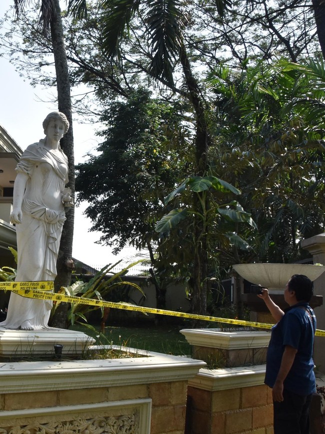 Penampakan Rumah Sentul Digaris Polisi Usai Digeledah Terkait 3 Kasus Korupsi