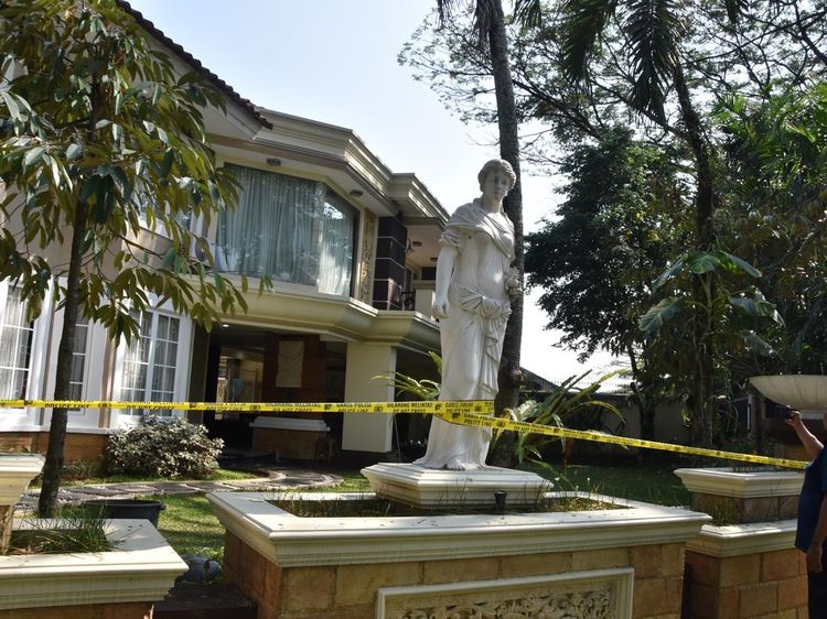 Penampakan Rumah Sentul Digaris Polisi Usai Digeledah Terkait 3 Kasus Korupsi
