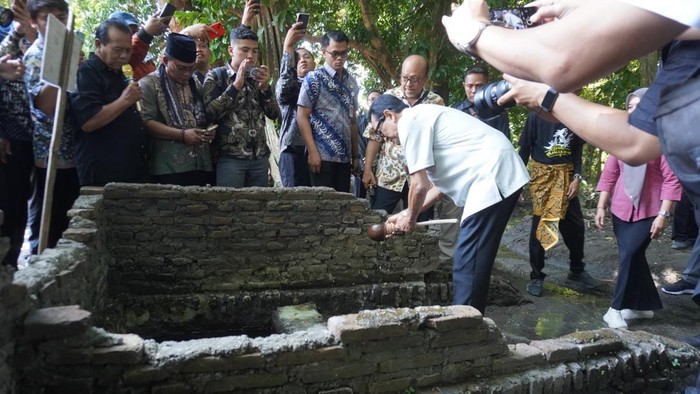 Gubernur DIY Sri Sultan Hamengku Buwono X saat berkunjung ke situs Sendang Sumberan Japoh, Sragen, Kamis (9/7/2026).