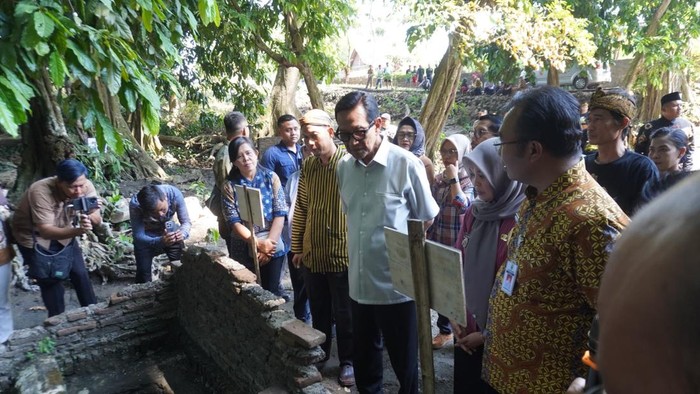 Gubernur DIY Sri Sultan Hamengku Buwono X saat berkunjung ke situs Sendang Sumberan Japoh, Sragen, Kamis (9/7/2026).