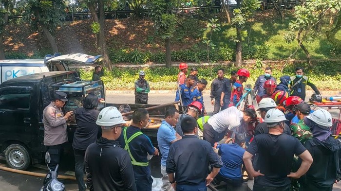 Tiga orang pekerja meninggal dunia dalam proyek galian atau gorong-gorong di kawasan Cipayung, Jaktim. Korban ditemukan tewas oleh rekan sesama pekerjanya. (dok Ist)