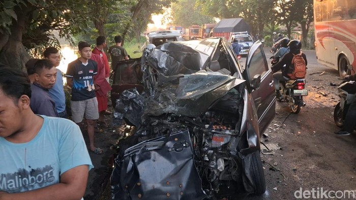 Toyota Innova yang bertabrakan dengan Bus Mira di Balongbendo, Sidoarjo.