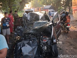 Bus Mira Adu Banteng Vs Innova di Balongbendo Sidoarjo, 1 Orang Tewas