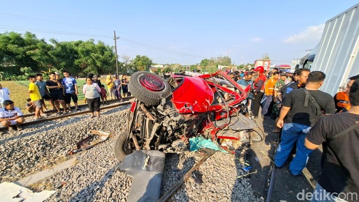 Truk J&T tertabrak kereta api Logawa di Nganjuk.