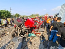 Truk Boks Tertabrak Kereta Api di Nganjuk, 1 Orang Tewas