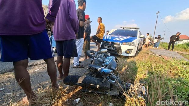 Truk J&T tertabrak kereta api Logawa di Nganjuk. Truk J&T tertabrak kereta api Logawa di Nganjuk.