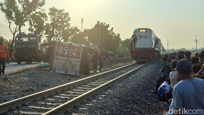 Truk J&T tertabrak kereta api Logawa di Nganjuk.