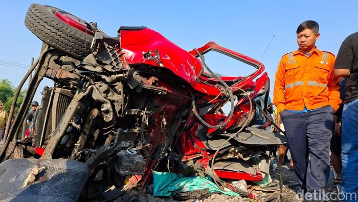 Truk J&T tertabrak kereta api Logawa di Nganjuk.