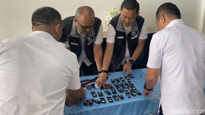 Barang bukti vape getar yang disimpan ke dalam koper yang ditemukan di Bandara Kualanamu