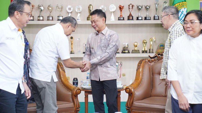 Wali Kota Pontianak Edi Rusdi Kamtono menerima audiensi PP PBSI di Ruang VIP Kantor Wali Kota Pontianak, Kamis (9/7/2026). (Istimewa/Prokopim Pontianak)