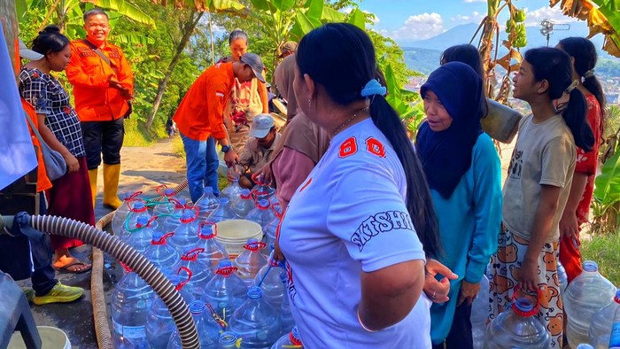Warga di Sukabumi antre air bersih.