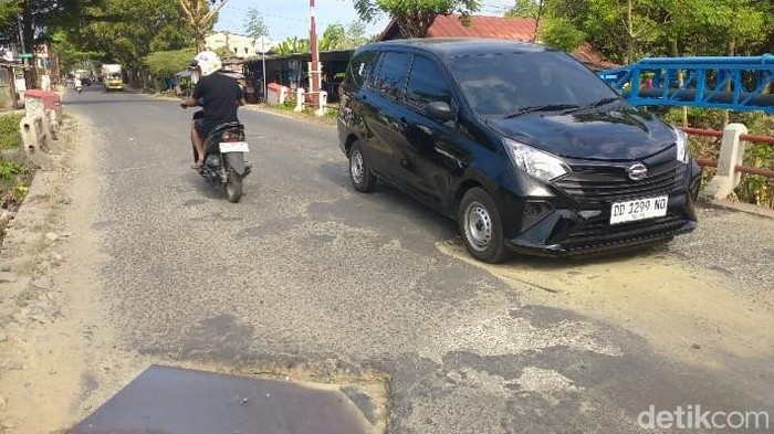 Warga mengeluhkan kondisi jembatan berlubang di Jalan Ahmad Razak, Kota Palopo, Sulawesi Selatan (Sulsel).