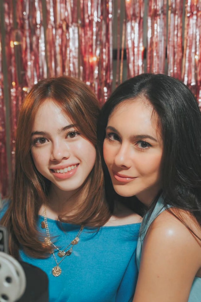 Melalui akun Instagram, Wulan membagikan potretnya bersama London. Kini sudah remaja, wajah cantik London tak kalah curi atensi, sangi sang mama. Foto: Instagram/@wulanguritno