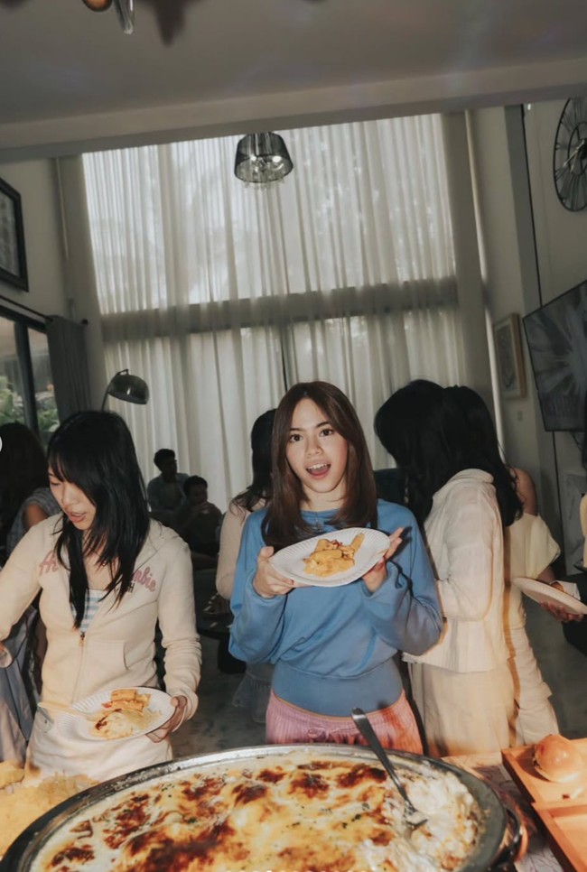 London tampil sederhana kenakan atasan biru lengan panjang dan celana pink. Dalam salah satu foto terlihat para sahabat London yang turut hadir dan makan-makan bersama di rumahnya. Foto: Instagram/@wulanguritno